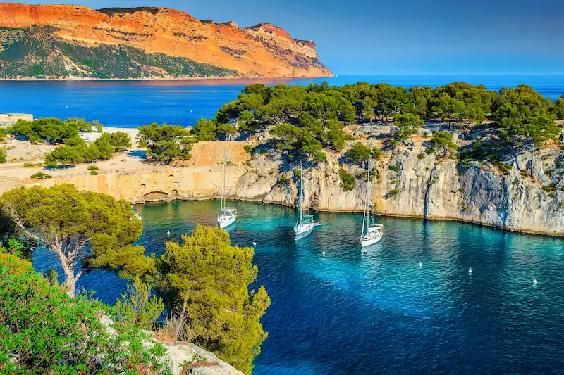 Calanques de Port Pin avec des bateaux amarrés. 