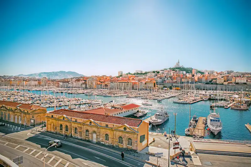 Port de Marseille avec bateaux amarrés. 